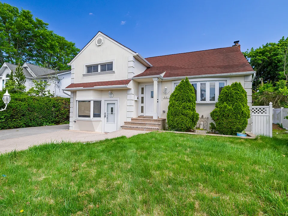 561 Woodbury Rd