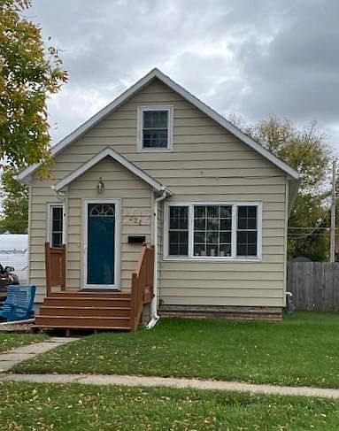 2nd image of 221 3rd Ave E