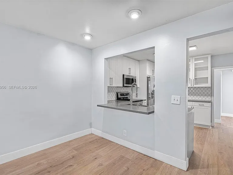 5001 SW 92nd Ter — Photo 8