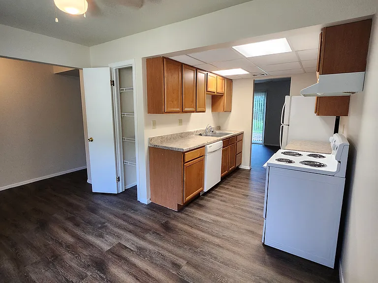 Hampton Park/ Sheffield Village Apartments&Townhomes — Photo 28