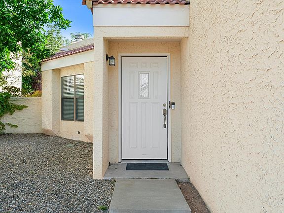 4th image of 10929 Malaguena Ln NE
