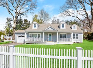 8 Perry Pl, Riverside, CT 06878