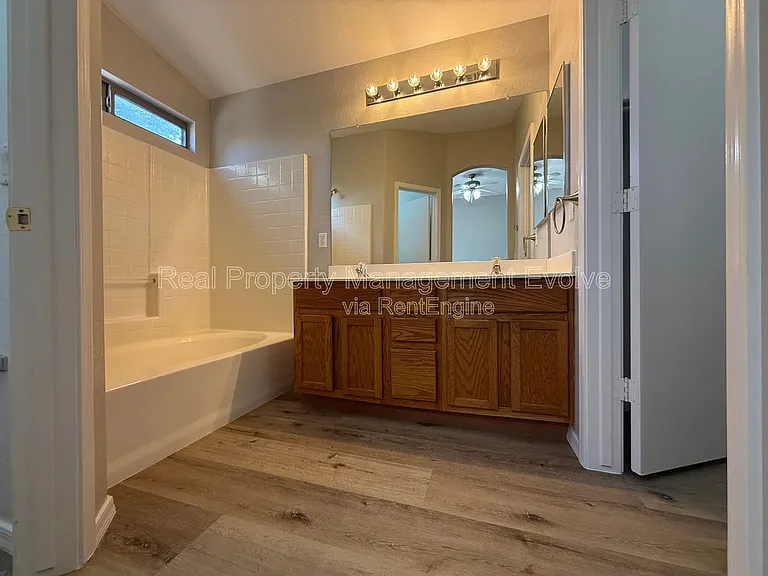 1516 E Bowker St — Photo 15