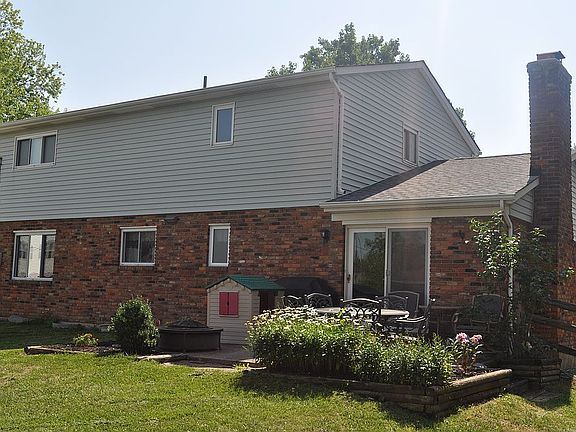 Fenced in yard w/ swingset