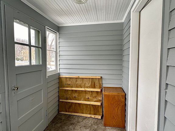 2nd image of 128 SW Park St