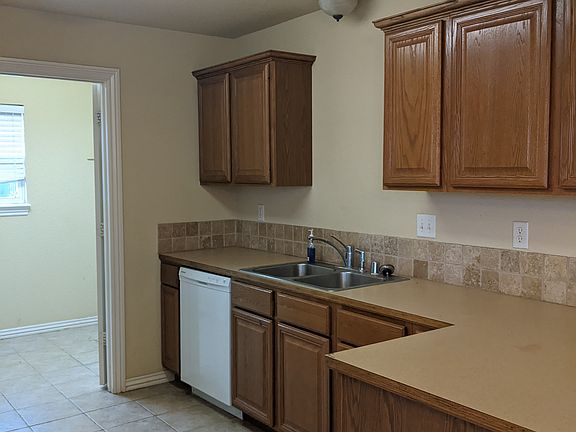 5th image of 1023 Applewood Cir