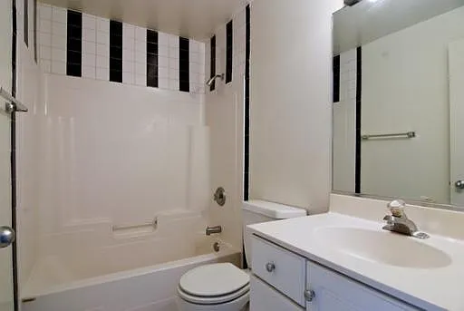 1535 W Pearson St #1E — Photo 7