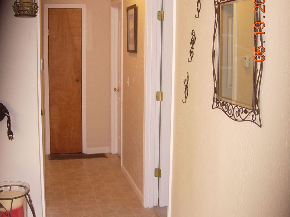 Hallway to bedrooms & main bath
