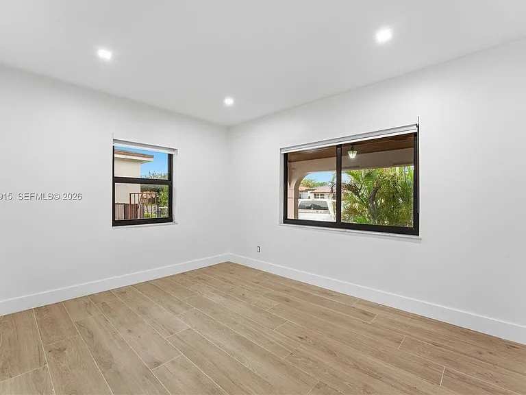 121 SW 71st Ave — Photo 31