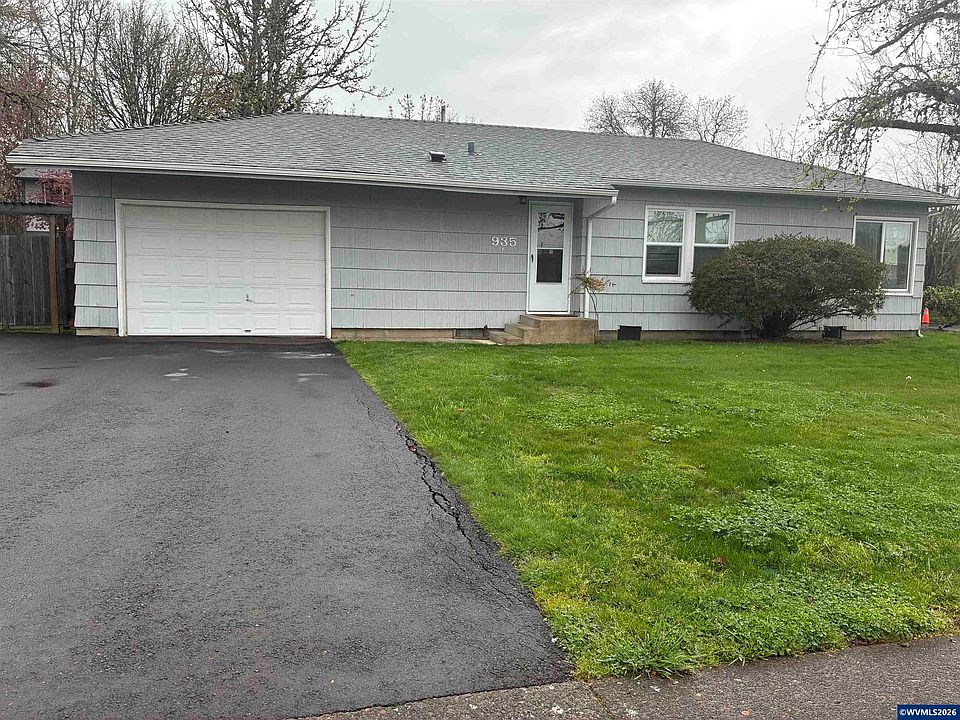 1st image of 935 NW Sequoia Ave