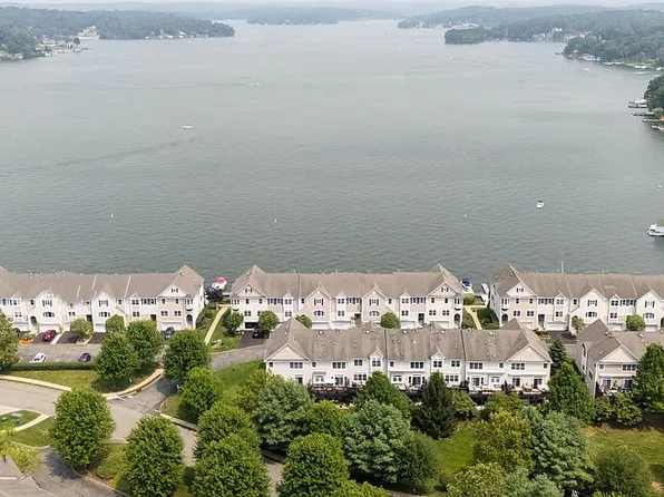 28 Lakeshore Dr, Mount Arlington, NJ 07856