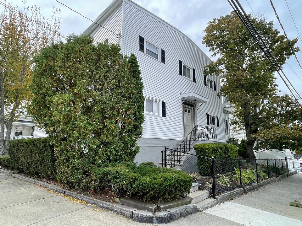 Nicely maintained secure 5 unit building. few minute walk to train, bus and ocean