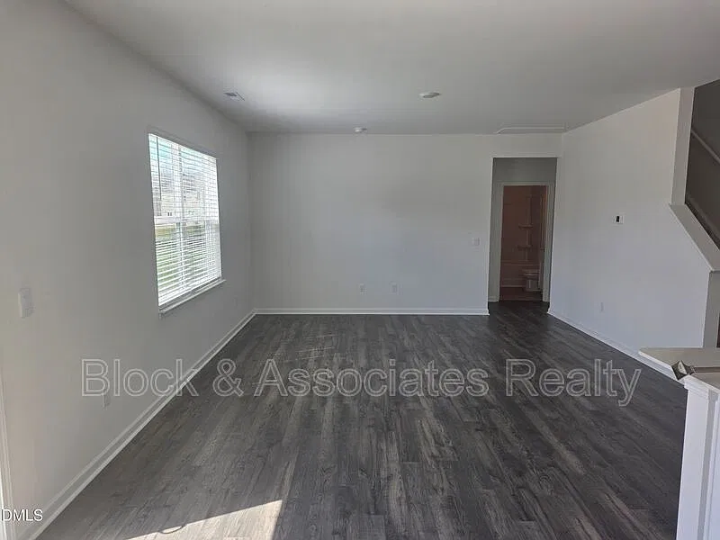 5 bed, 3.0 bath, 2511 sqft, $2,499 — Photo 3