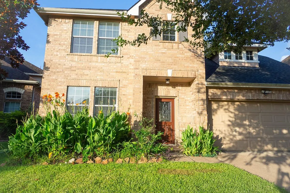 5 bed, 3.0 bath, 2377 sqft, $2,450 — Photo 3