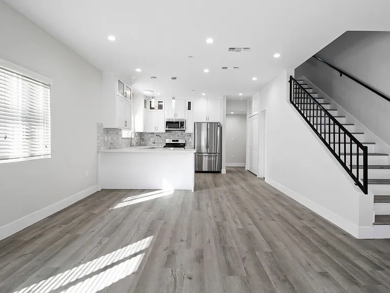 6841 Radford Ave — Photo 17