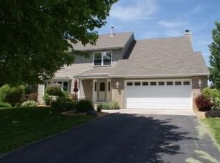 330 Sinnen Cir, Chanhassen, MN 55317