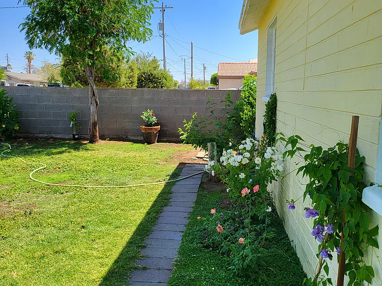 1040 N 27th Pl — Photo 12