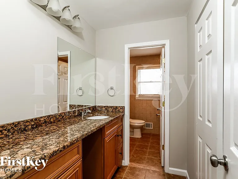 2324 Sussex Ct — Photo 9