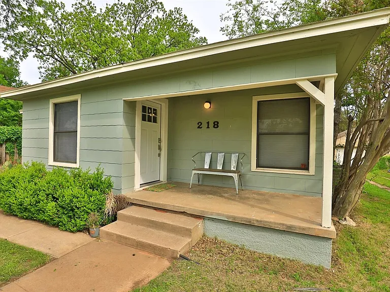 218 College Dr — Photo 2