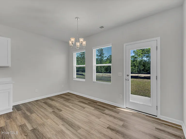 1095 Hanson Dr — Photo 9