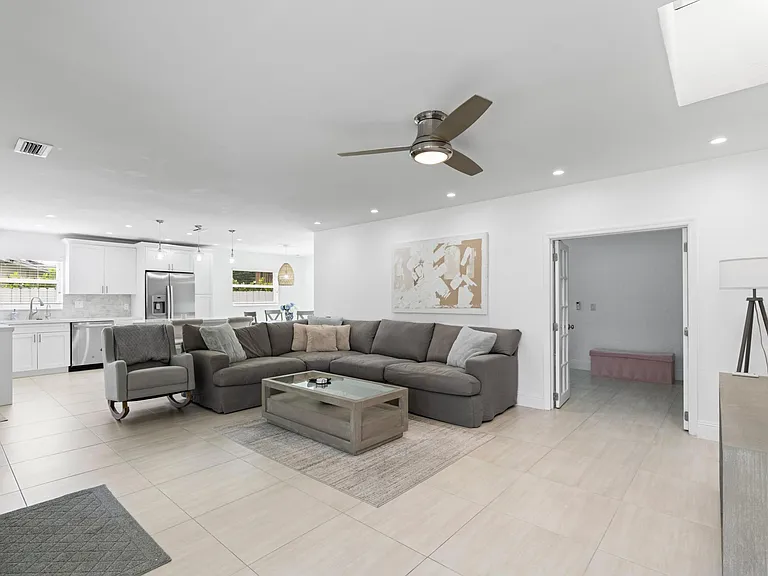 124 Oregon Ln — Photo 4