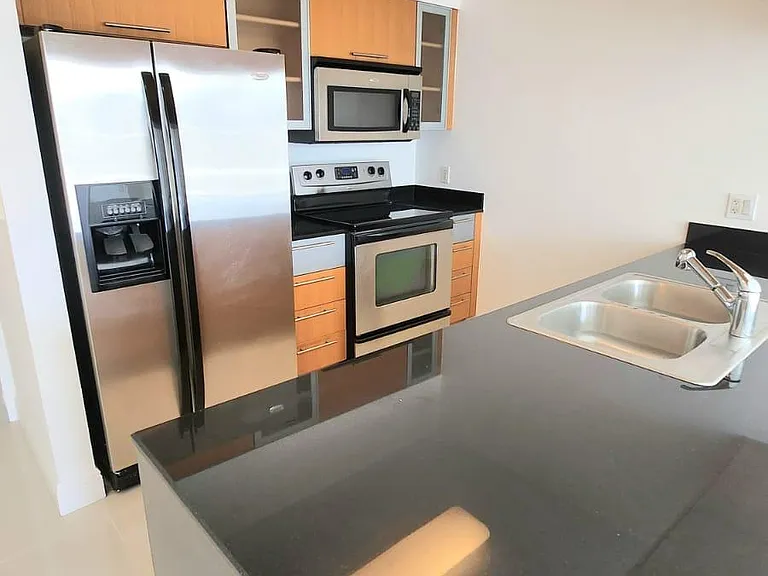 1750 N Bayshore Dr #2010 — Photo 2