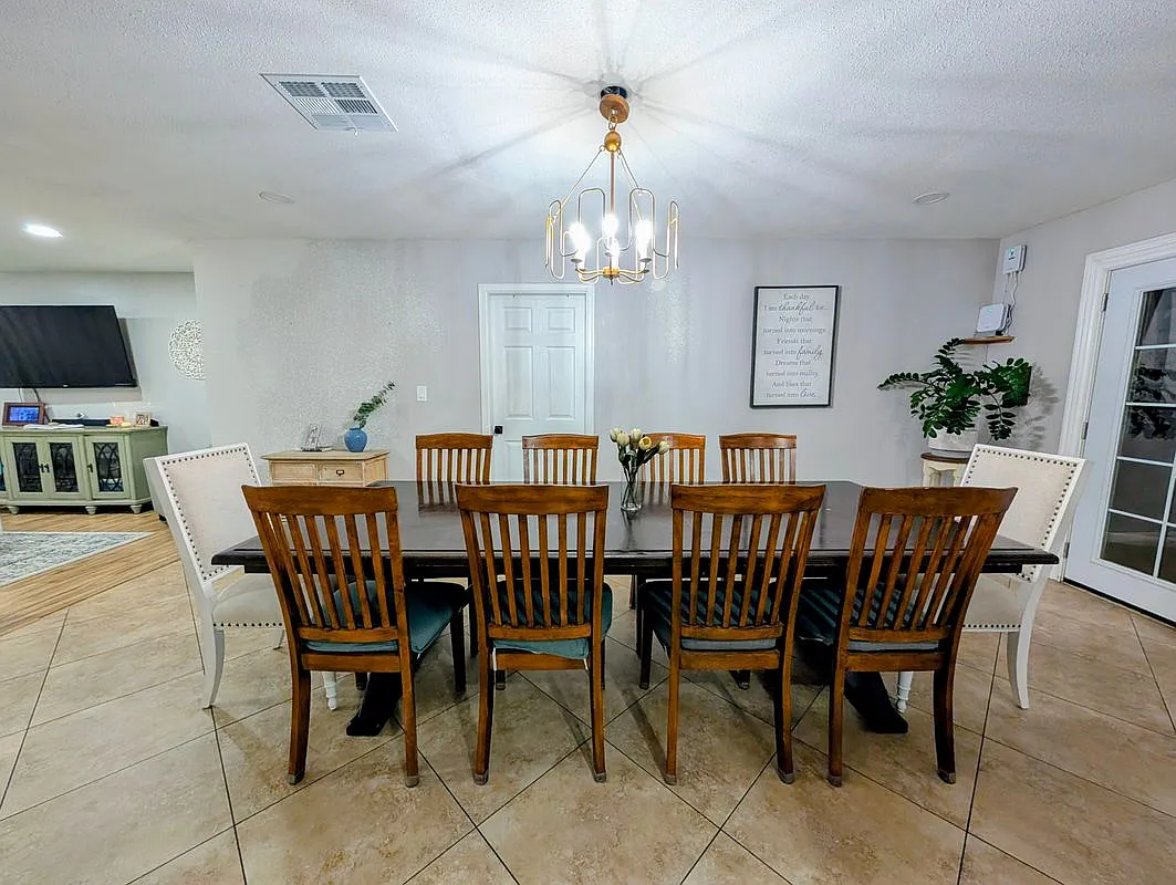 4 bed, 3.0 bath, 1955 sqft, $800 — Photo 4