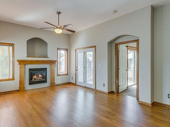 5th image of 523 W Douglas Ave