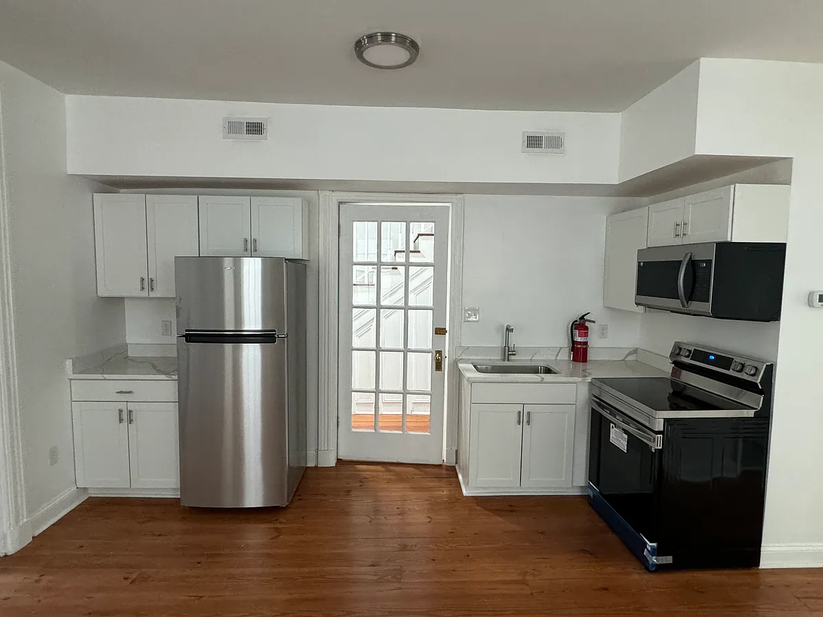 Building Photo - 511 W Marshall St #101