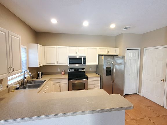 Kitchen (view #2)