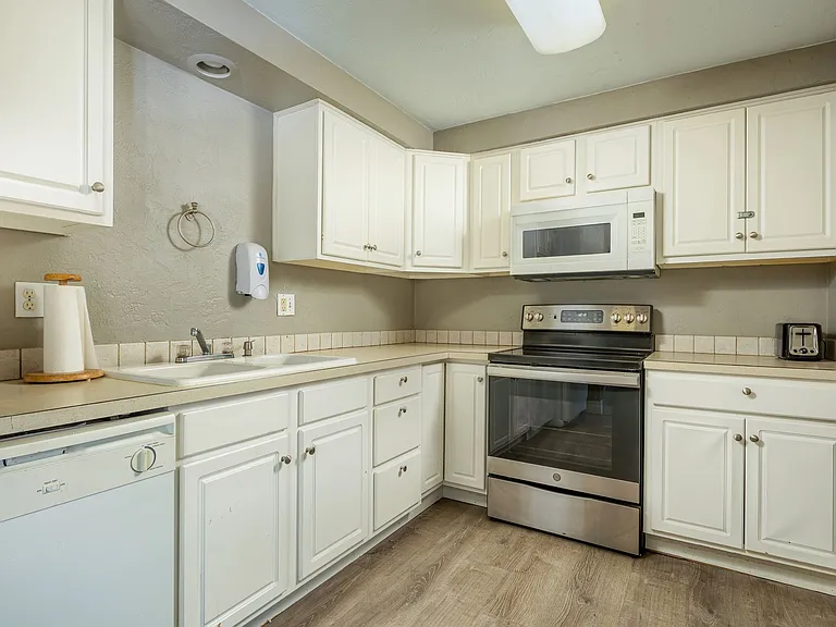 Fountain Court Apartments — Photo 54