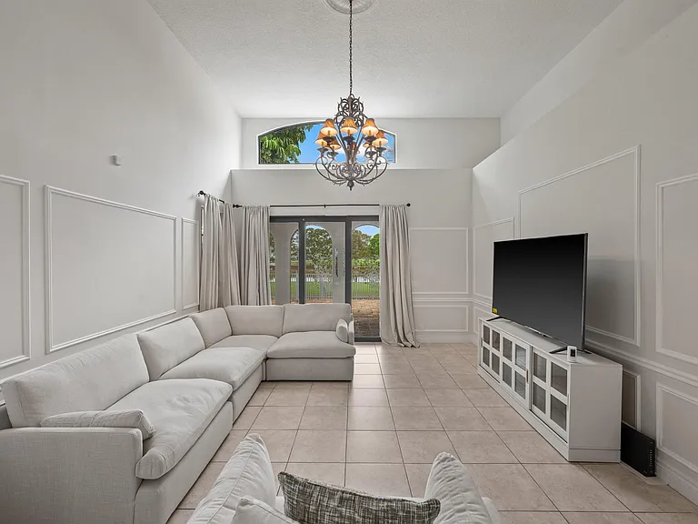 2055 Regents Blvd — Photo 10