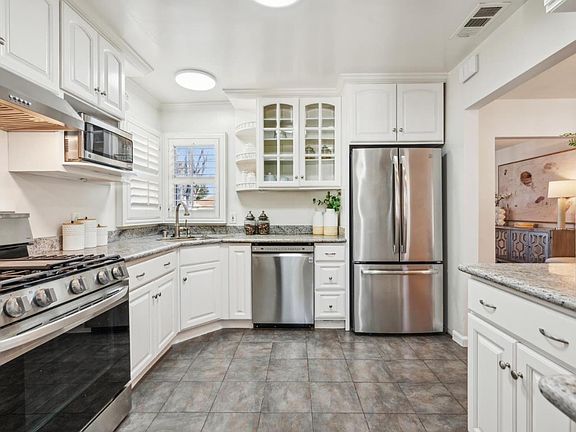 3rd image of 1035 Henderson Ave