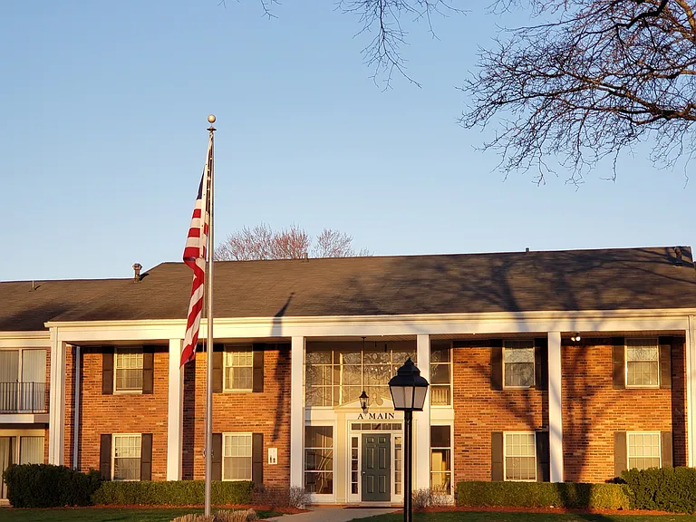 Colonial Village Apartments — Photo 7