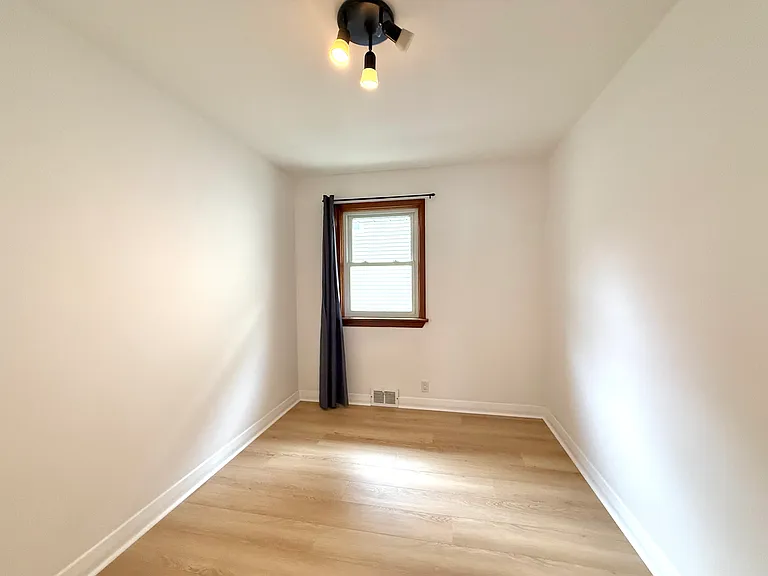 206 Wellington St S — Photo 9