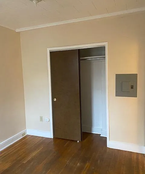 Living Area/ Bedroom empty