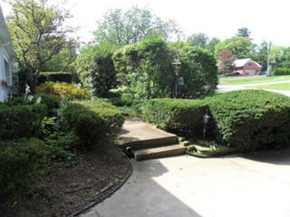 4th image of 585 Hawthorne Ln