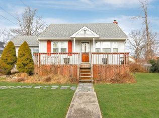 7 Stanley Dr, Shirley, NY 11967