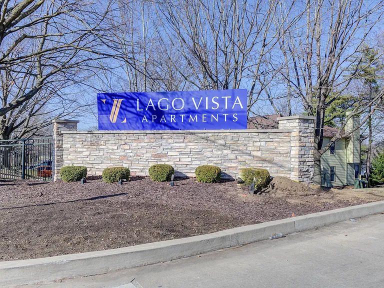 Lago Vista Apartments — Photo 16