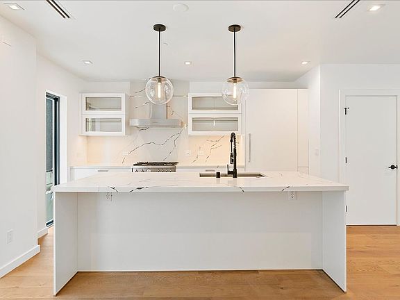 5th image of 1408 N Poinsettia Pl #1/4-1410