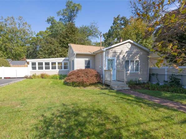 23 Corona Road, Sound Beach, NY 11789