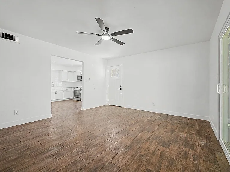 4127 N 106th Ave — Photo 5