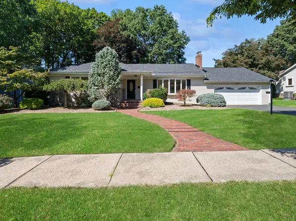 601 Iroquois St, Oradell, NJ 07649