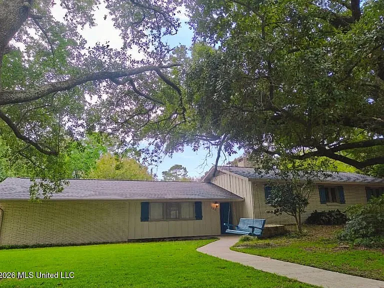 223 Woodbine Dr — Photo 1