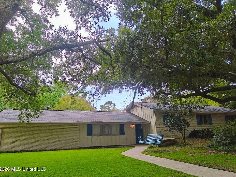 1st image of 223 Woodbine Dr
