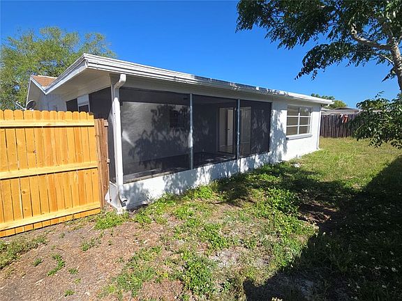 4th image of 11014 Tamarix Ave