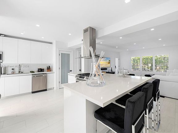 3rd image of 3909 Garden Ave