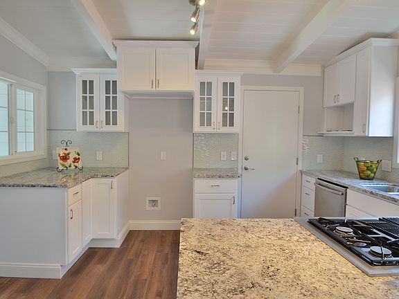 3rd image of 43375 Montrose Ave