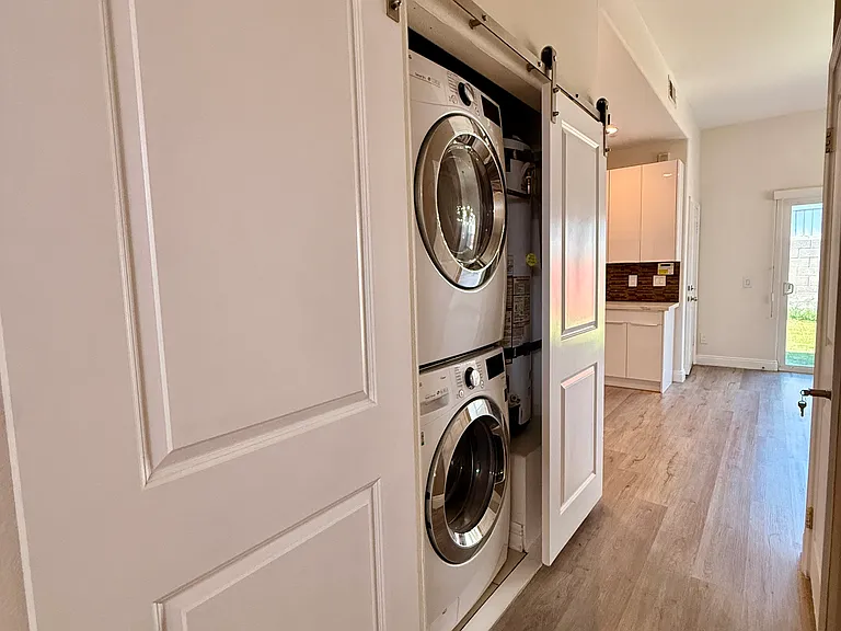 WASHER/DRYER (1ST FOOR)