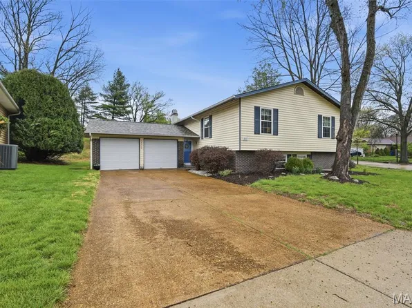 12117 Sage Glen Ct, Maryland Heights, MO 63043